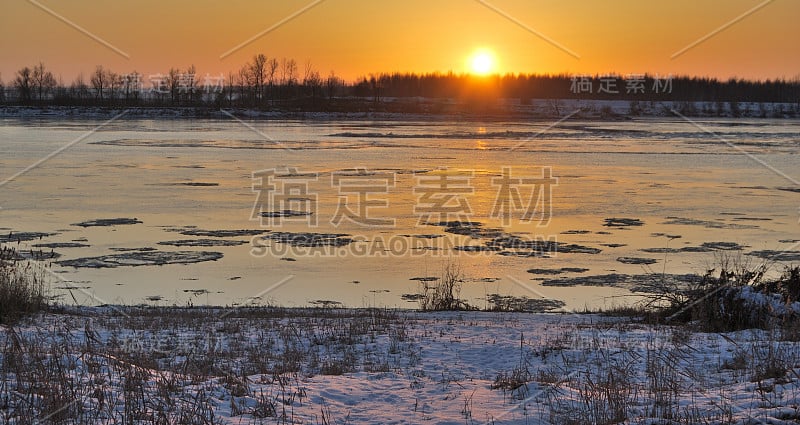 俄罗斯西伯利亚鄂木斯克地区额尔齐斯河上的秋季浮冰