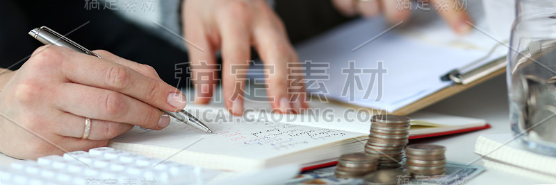 年轻夫妇和他们的花费