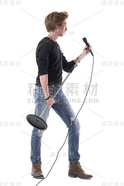 摇滚歌手拿着麦克风看向别处的侧面图