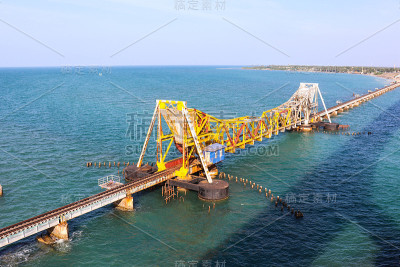 印度泰米尔纳德邦拉姆斯瓦拉姆Pamban岛的铁路轨道桥
