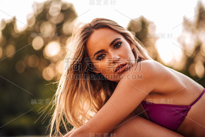 一个美丽的女人的特写夏天肖像。