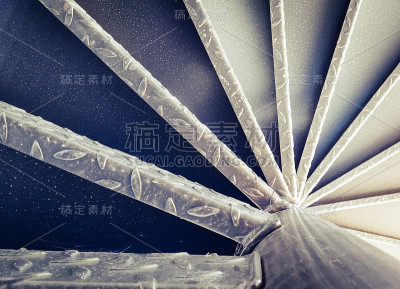 螺旋钢楼梯的底部视图。