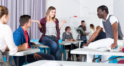成人学生课间休息