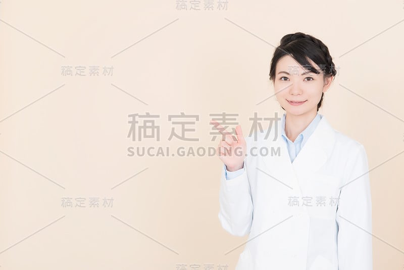 年轻女子指着复印区