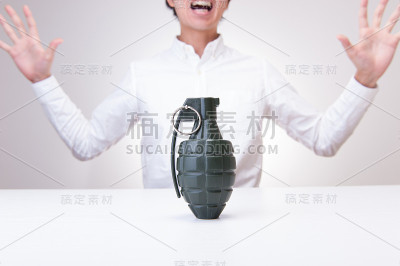 手榴弹和男人