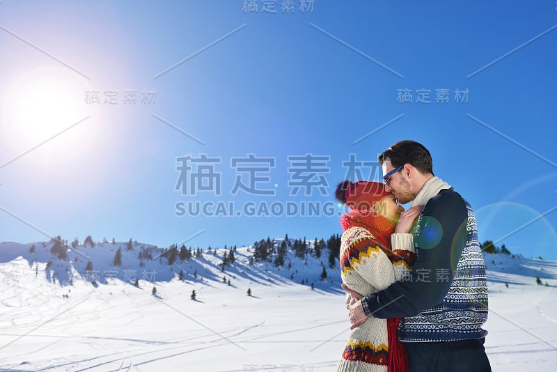 快乐的一对情侣在一起玩耍在寒假假期外面的雪公园