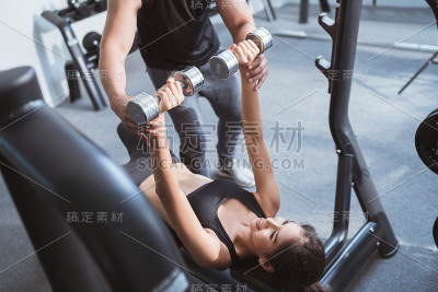 亚洲妇女举重仰卧有个人
