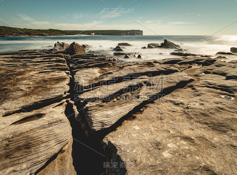 长时间暴露的海岸砂岩岩层