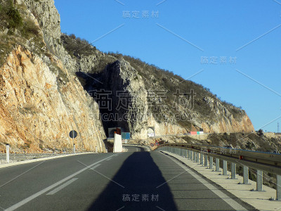 岩石间蜿蜒的道路