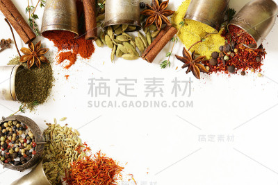 各种香料在金属复古碗