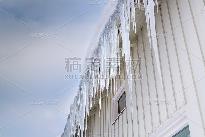 冰柱从水沟上垂下来