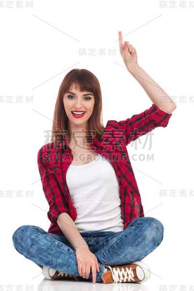 女人指着天空说话