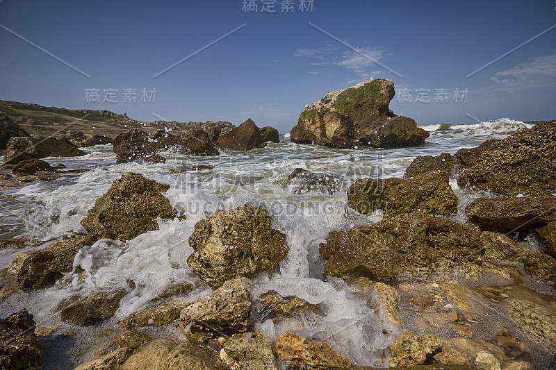 海滩上的石头和海浪特写。克里米亚