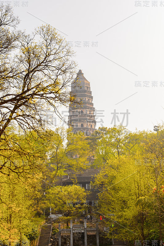 云雁塔(Tiger Hill Pagoda)位于中国东部江苏省苏州市的虎山上。