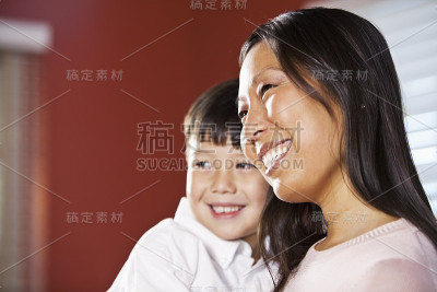 小男孩在妈妈的怀里