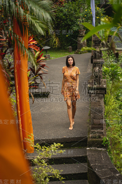 悦女青年享受热带风景