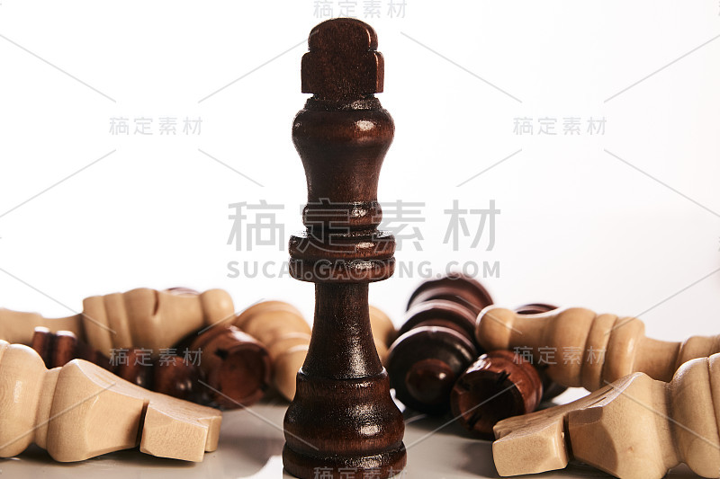 棋盘上的国王和骑士被孤立在白色的背景上