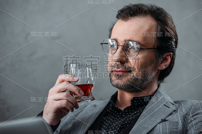 商人喝威士忌