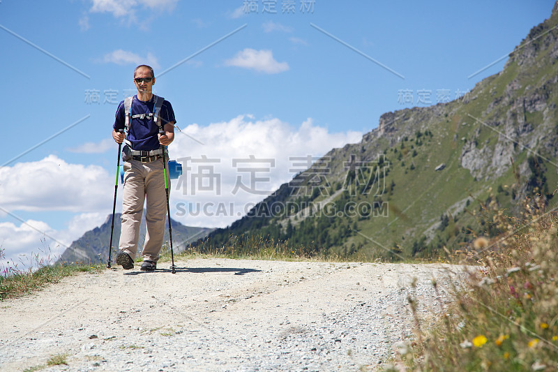 在阿尔卑斯山徒步旅行