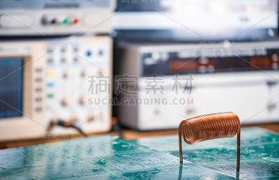 一根大的扭曲的铜线