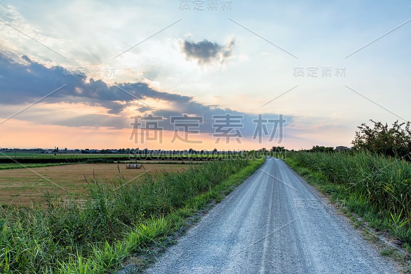 在日落与戏剧性的天空的皮亚那拉帕达那景观