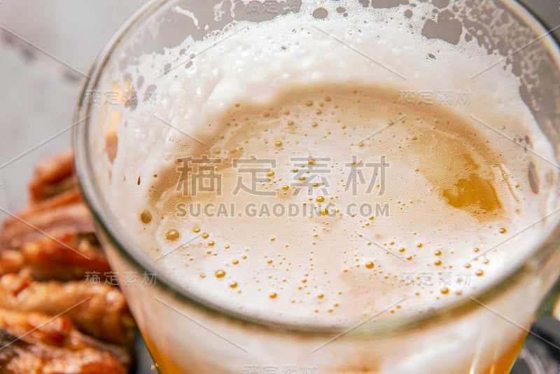 轻啤酒杯与泡沫俯视图，酒精饮料，饮料