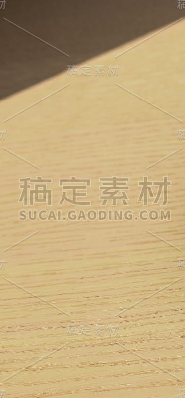 廉价的人造木家具表面带有阳光