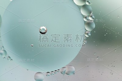 油滴在水里。