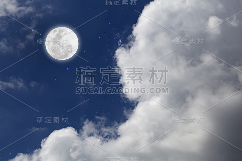 满月与星空和云的背景。浪漫的夜晚。