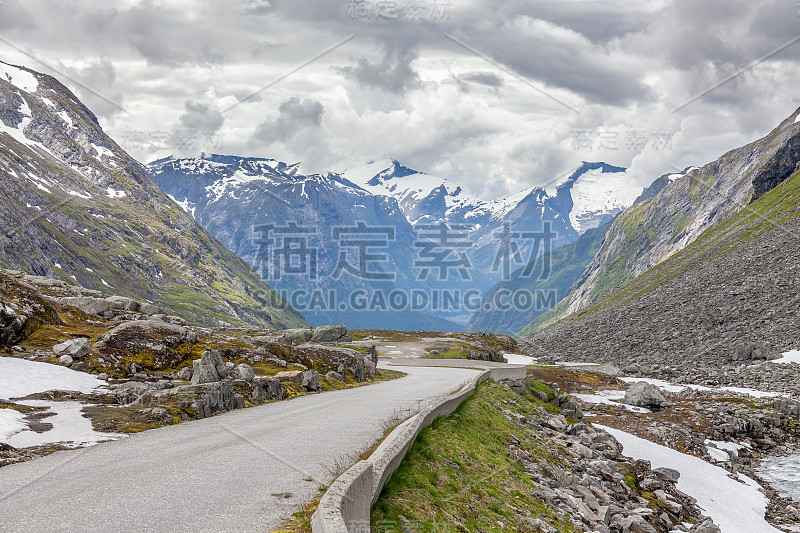 古老的道路在群山中被云包围在挪威。有选择性的重点