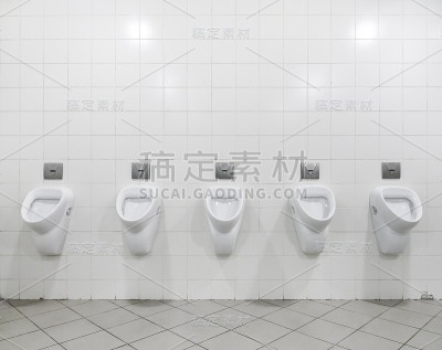男厕内的小便池