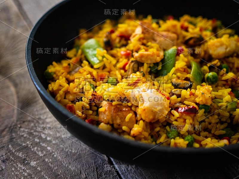 海鲜饭海鲜在烹饪锅