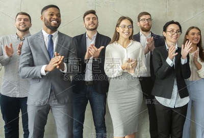 感谢听众。愉快的商务团队在研讨会结束后鼓掌