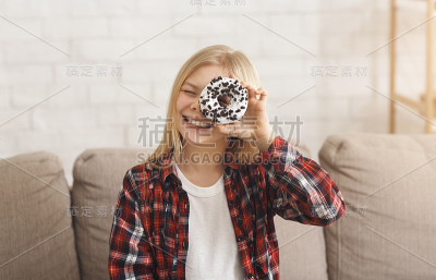 坐在沙发上看镜头的女孩