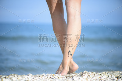 沙滩上漂亮女人的腿