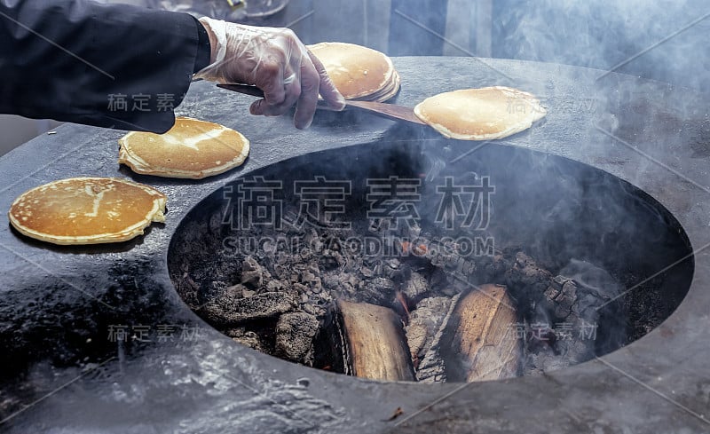 在斯拉夫节日Maslenitsa，人们用圆炉烤薄饼。