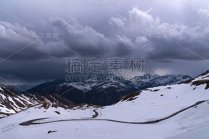 大格洛克纳高山公路上的Hochtor隧道的风景。望着卡林西亚的海立根布鲁特，蓝天、云山、雪和大格洛克