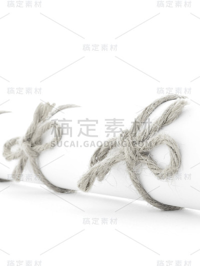 手工绳蝴蝶结上白色字母卷孤立