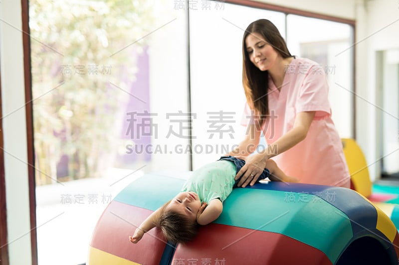 治疗女婴的治疗师