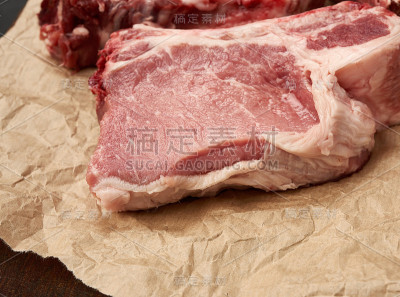 生肉多汁的猪肋排，食物放在棕色的羊皮纸上