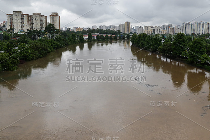 由于暴雨袭击了城市地区São Paulo和首都，在周一凌晨(10)。