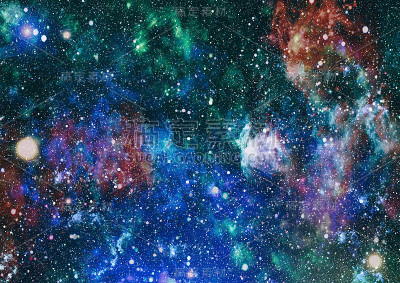 满是星星的黑暗夜空。外太空中的星云