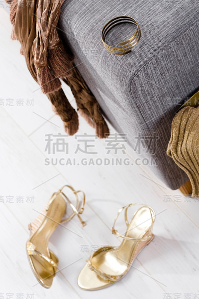 衣服在沙发上
