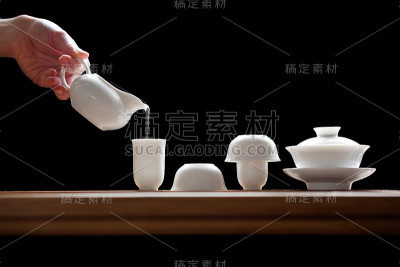 茶道置竹桌上，备绿茶
