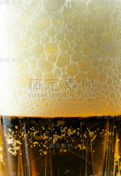 有泡沫的啤酒杯