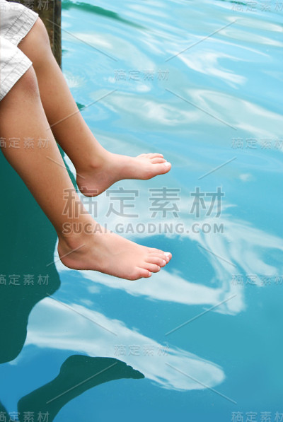 脚在水