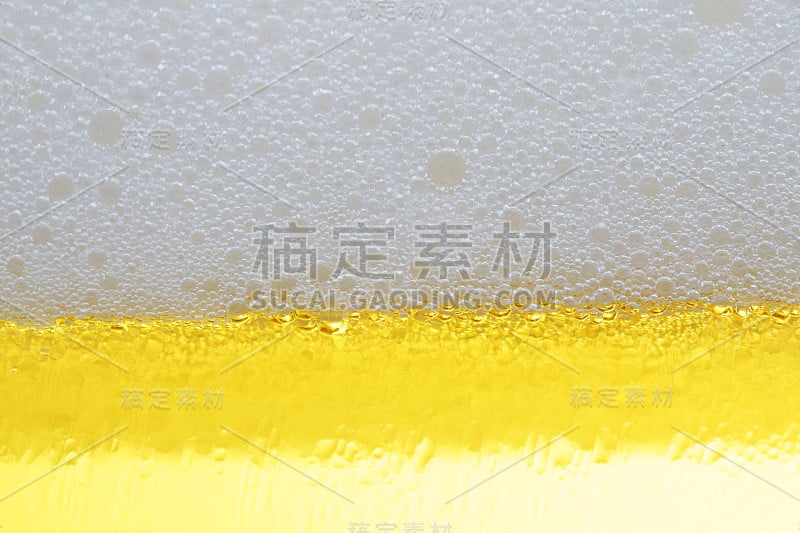 靠近冰镇大啤酒杯