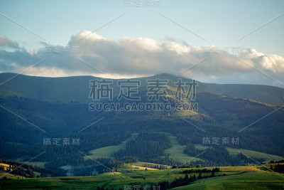 乌云笼罩着山脉和森林