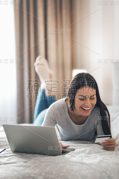 用信用卡在网上购物的女孩。