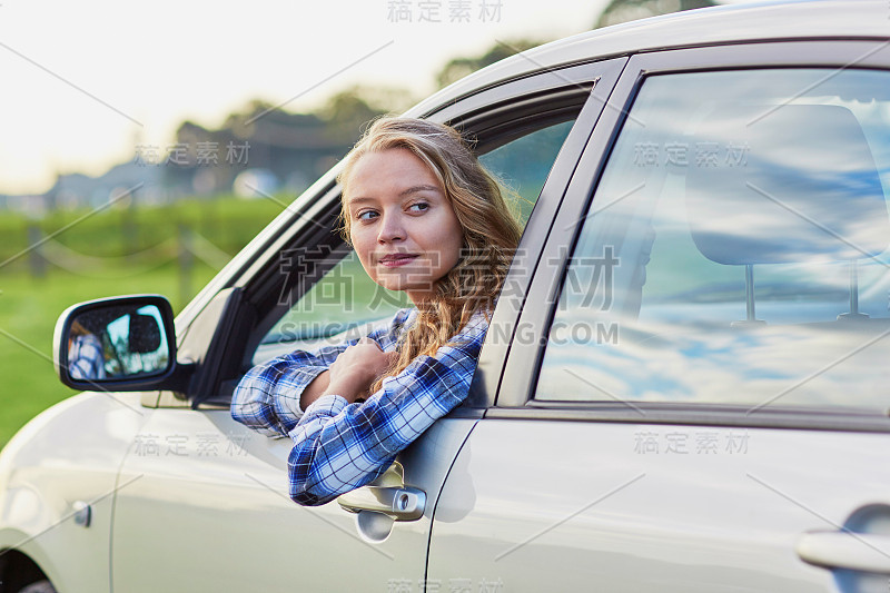 年轻自信的女人开车